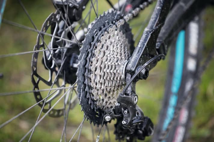   The 1x11 drivetrain from Shimano (11-46 cassette with 32 chainring) lags far behind a 1x12 groupset in terms of range.
