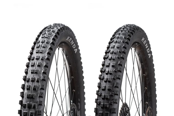 Super puncture-proof: The tyre combination of Hellkat Pro (left) on the front wheel and Nevegal 2 Pro on the rear from Kenda.