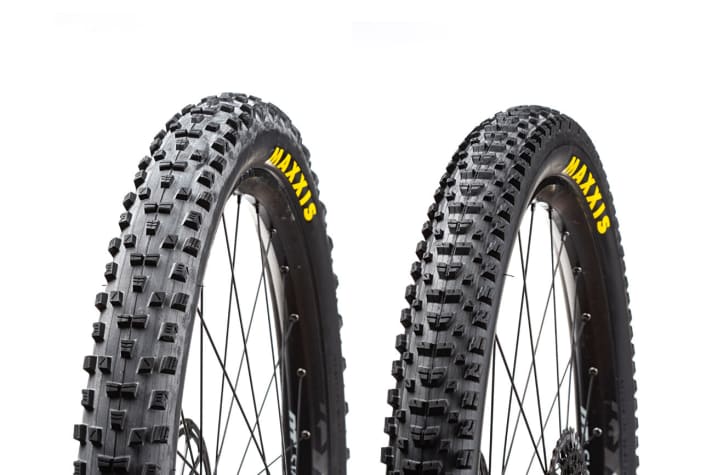 Maxxis Forekaster as front tyre (left) and Rekon for the rear wheel.
