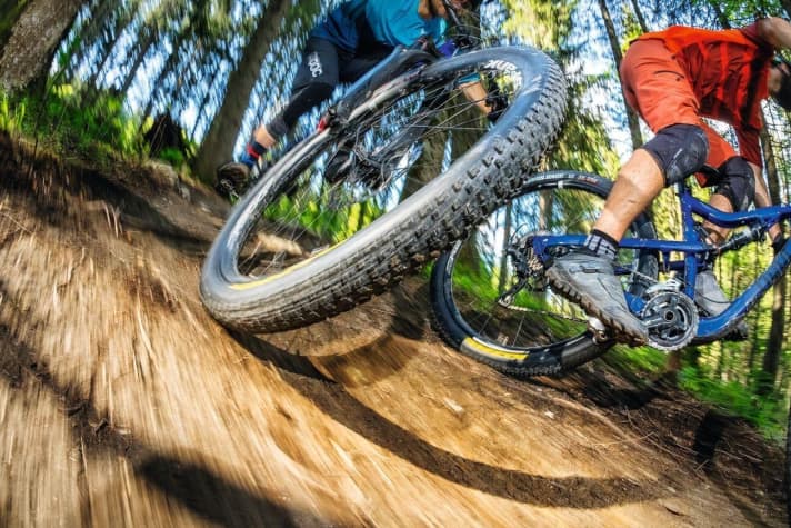 The grip of MTB tyres is determined by the tread and rubber compound.