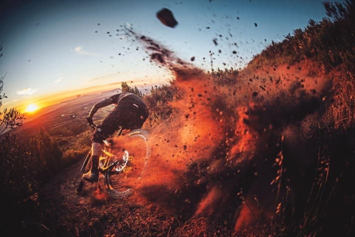   Spritzende Steine und Spritzende Steine und aufstiebender Sand machen sich auf jedem Foto gut. Aber darf man auf dem Trail das Hinterrad blockieren? Wir haben die Bike-Community gefragt. <a href="mtb_news/szene_news/umfrage-hinterrad-blockieren/a39839.html"  rel="noopener noreferrer">Hier gibt's das Ergebnis </a>