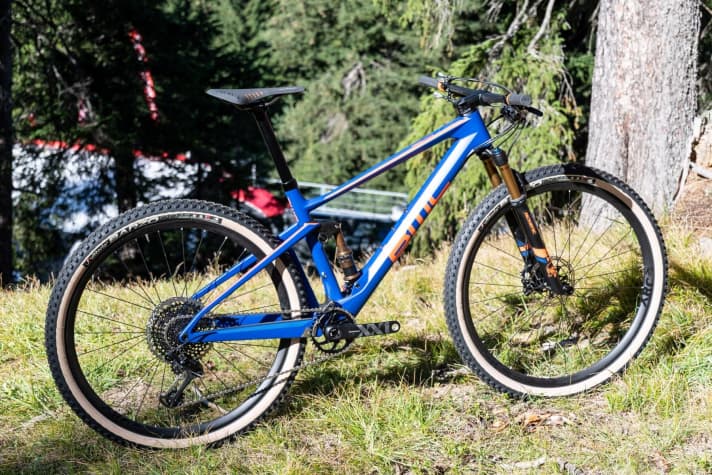   The top model BMC Fourstroke 01 One with XX1 Eagle, Fox Factory suspension and Level Ultimate weighs 10.4 kilograms with tubes without pedals in frame size M.