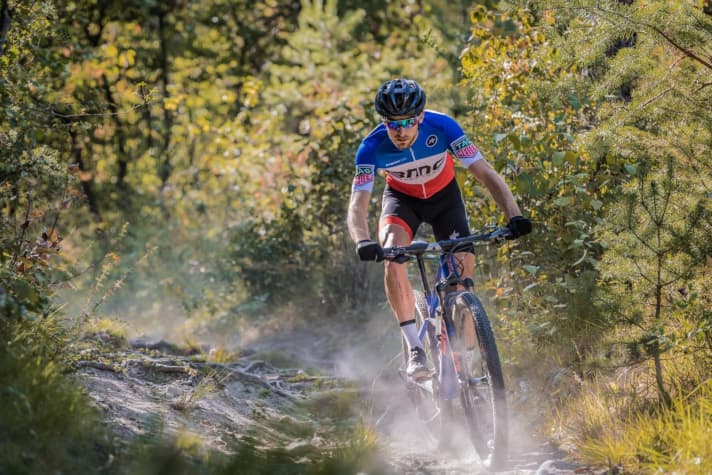   Die Worldcup-Teamfahrer waren schon von Beginn an Feuer und Flamme für das neue Bike. Hier Titouan Carod bei einer der ersten Testfahrten mit dem Serienbike.