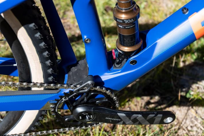   A flexible cover plate is designed to protect the frame at the transition from the main frame to the rear triangle from the ingress of dirt. For easier mounting, the frame can also be opened wide at the lockout with a large flap so that mounting the cables is not so fiddly. The solid bottom bracket area ensures rigidity.