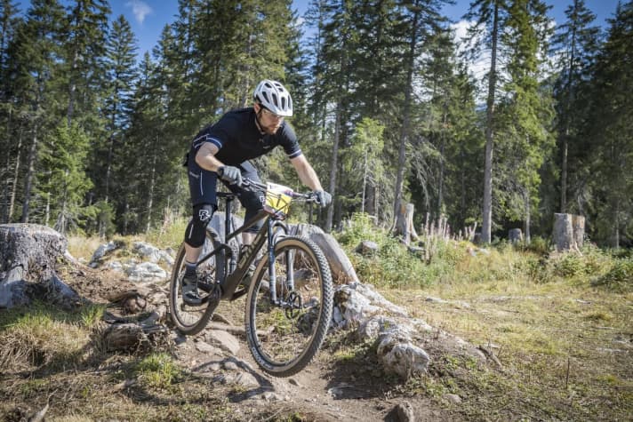   With the new Fourstroke 01, you can also let it fly downhill. The Vario support and strong chassis as well as the long frame ensure safety even on steep or difficult sections.