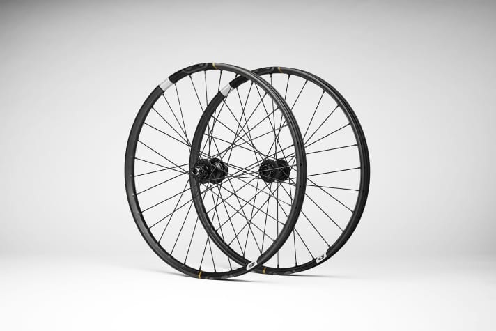   The Crankbrothers Sythesis is only a classic wire wheel at first glance. The front and rear wheels differ significantly in terms of construction and properties.