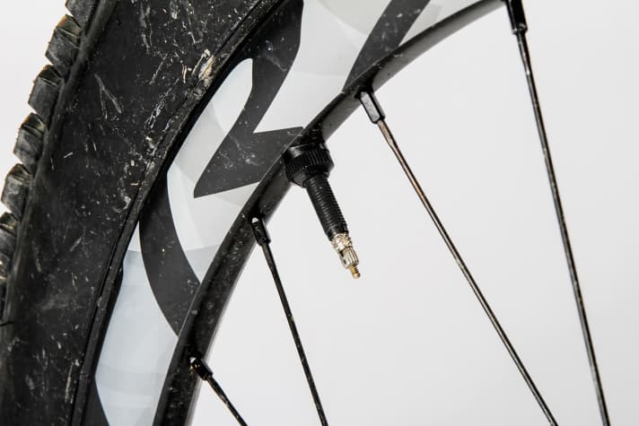  Giant: In order to increase performance, Giant tunes ex works. All bikes are now supplied with a tubeless set-up. The carbon rims save additional weight, which is noticeable when accelerating.