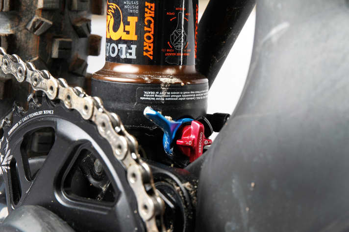   Propain: The shock sits low behind the seat tube, making it impossible to reach the platform lever. A mini mudguard protects the shock from dirt.