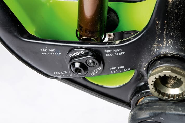   Über den Progeo-Flipchip an der unteren Dämpfer­aufnahme lassen sich recht schnell zwei Geometrien und zwei unterschiedliche Progressionen des Hinterbaus einstellen.