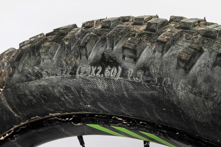   Mit 29 x 2,6 Zoll setzt Scott beim Genius auf große, breite Walzen. Durch das hohe Volumen können die Reifen mit wenig Luftdruck gefahren werden, was Komfort und Traktion steigert. Beim Gewicht und vor allem der Trägheit der Laufräder muss man jedoch Abstriche machen.