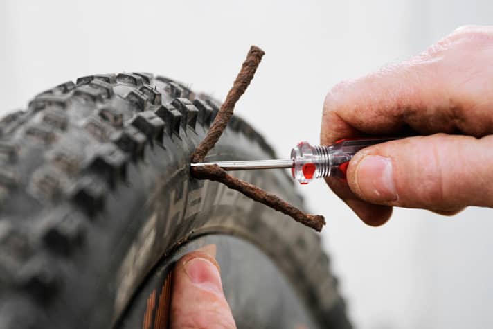 Kleine Löcher stopft die Dichtmilch, bei größeren helfen Plugs. Die Gummiwürste gibt es in verschiedenen Größen. In unserem Test konnten sie Löcher bis zu 6 mm schließen.
