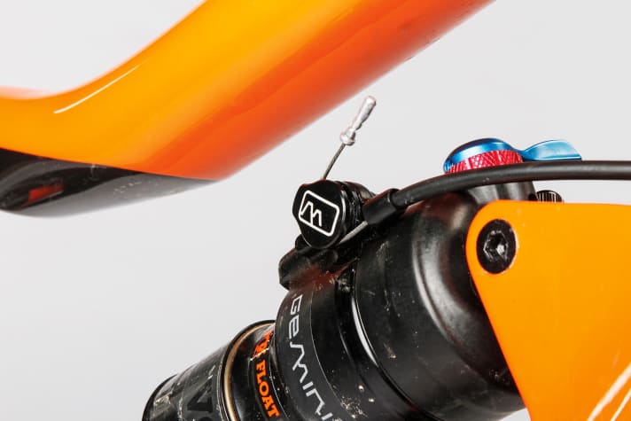   Über den Remote-Hebel am Lenker lässt sich das Kammervolumen des Dämpfers verkleinern, was den Federweg verkürzt und mehr Progression bringt. Die Dämpfung kann am Cannondale Trigger nach wie vor per Hand zusätzlich geregelt werden.