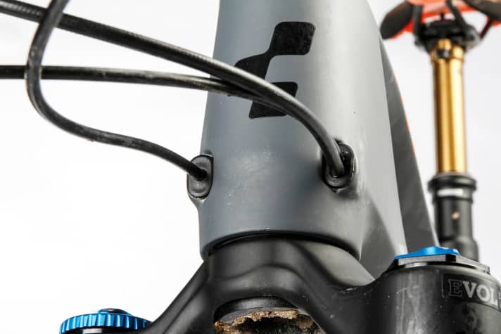   An annoying rattling noise accompanied the ride on the Cube Stereo 140 HPC. Initially, the internally routed cables seemed to be the cause. However, the large lateral play of the Fox transfer post was the trigger.