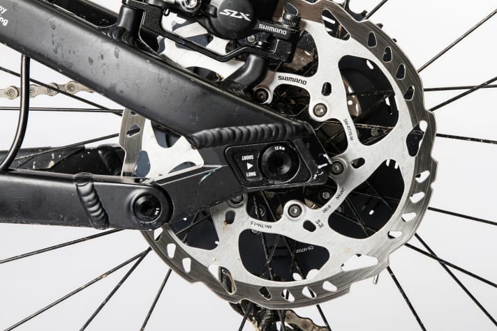   Rotwild: The chainstay length of the R.X2 can be changed by 12.5 millimetres using interchangeable inserts at the dropout. With this option, all wheel sizes from 27.5 to 27.5+ to 29 inches can be ridden. However, the bottom bracket height cannot be equalised.
