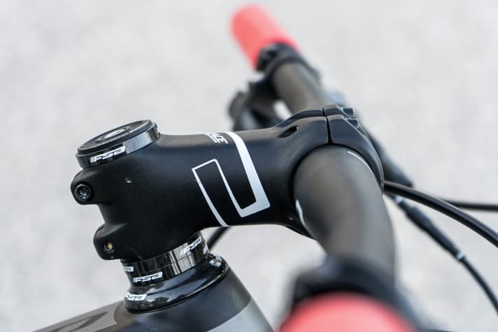   The 80 millimetre short stem has a 17-degree negative tilt. This makes the riding position on the Kross Level 13.0 sporty.
