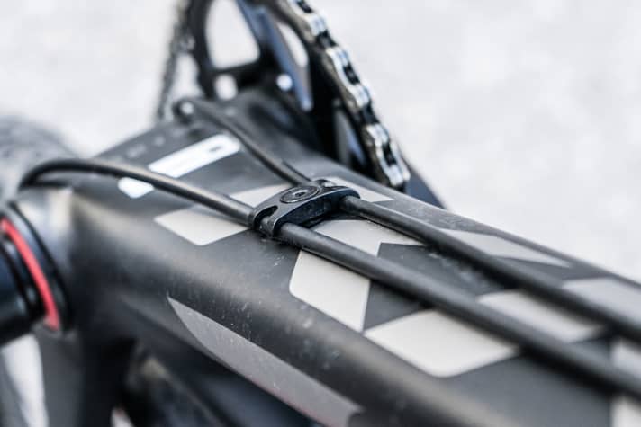   Schaltzug und Bremsleitung sind durchgehend außen verlegt. Mechaniker haben so leichtes Spiel bei der Wartung des Kross Level.