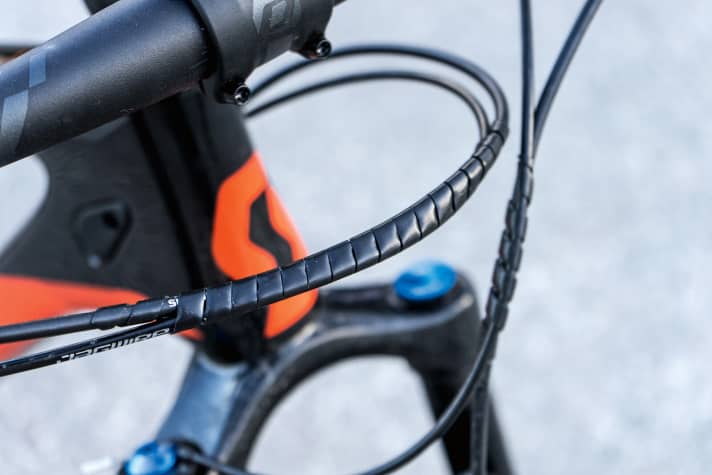   Scott bundles the cables in front of the handlebars into a single strand, giving the Scale a clean look.