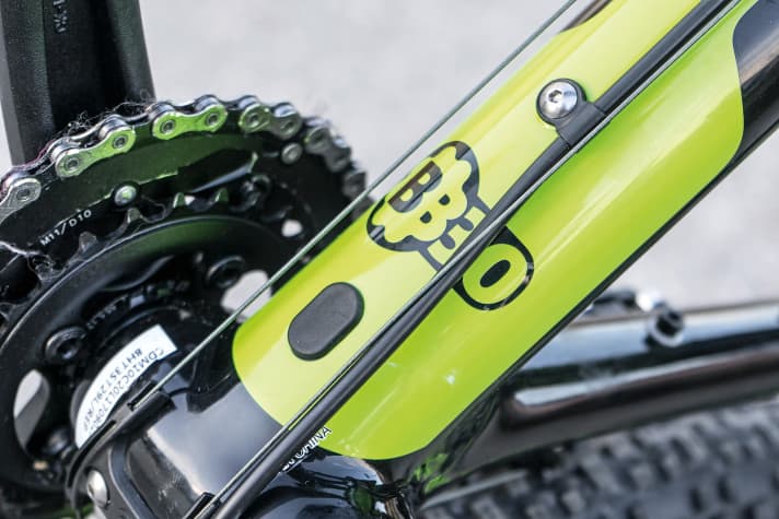   Die Schaltzüge verlaufen beim günstigen Cannondale F-Si offen am Tretlager. Im Rahmen integrierte Züge wären nicht nur optisch reizvoller, sondern auch besser vor Dreck geschützt. 