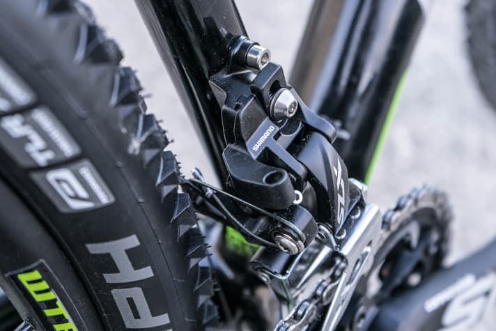   Der Umwerfer kommt dem Reifen am Cannondale F-Si Carbon 5 extrem nahe. Für Dreck bleibt wenig Platz.