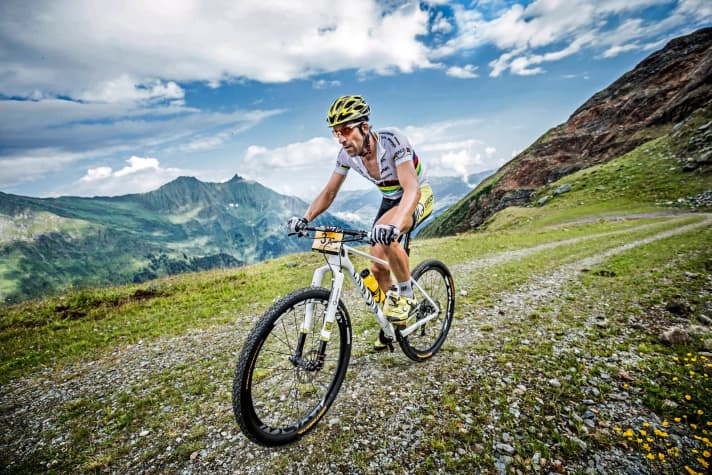   Weltmeister Alban Lakata vom Canyon Topeak Team fährt bei seinem Exceed CF SLX ebenfalls mit einer 1x12-Schaltung, setzt allerdings auf die teurere Upside-down-Gabel von Rockshox. 