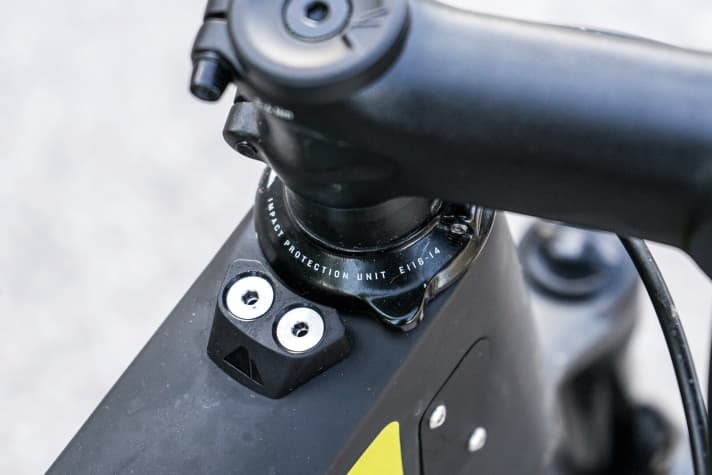   The steering stop limiter protects the top tube of the Canyon Exceed CF SL from damage caused by the brake levers in the event of a fall.    