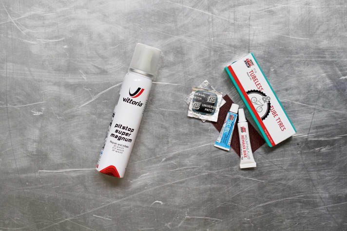 Two repair kits for tubeless tyres: On the left the foam from the can, on the right the patches from Tip Top. Our test shows how well they really work.