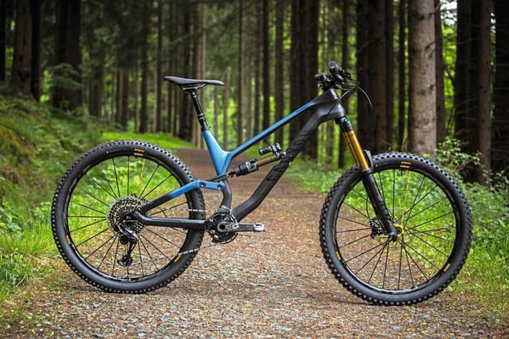   Das neue Torque von Canyon wurde zusammen mit Downhill-Mastermind Fabien Barel entwickelt. Unsere Carbon-Version für 4999 Euro bringt 14,1 kg auf die Waage.