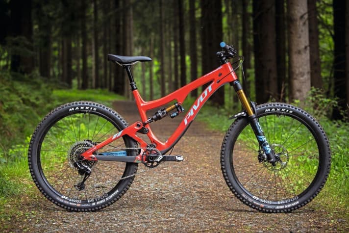   You have to fork out an impressive 8299 euros for the Firebird from Pivot. Weight: 13.6 kg.