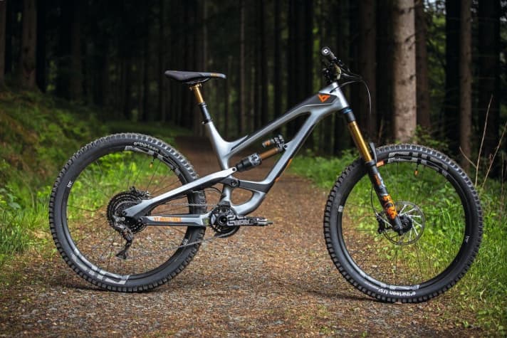   Das Versender-Bike von YT kommt für 5199 Euro mit Fox 36 mit RC2-Kartusche. Gewicht: 13,8 kg.