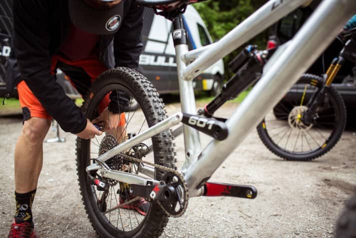   Luftdruck bei allen Testbikes: Um die Unterschiede herausfahren zu können, bringen wir alle Reifen auf denselben Druck.