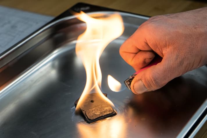 AUSBRENNEN: Oft liest man, dass Feuer das Öl aus dem Belag brennen kann. Das klingt nach einer heißen Sache. In einem Metallbehälter übergoss ich die Beläge mit Reinigungsalkohol und steckte sie in Brand. (NICHT zu Hause nachmachen!) Beim anschließenden Bremstest war die Verzögerung immer noch unbefriedigend, ähnlich wie zuvor. Erkenntnis meines Experiments: verölte Belägen auf jeden Fall auswechseln!