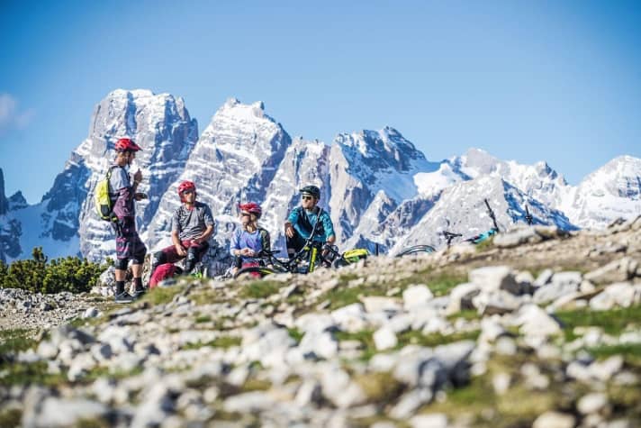   Vom Strudelkopf (2305 m) blickt man direkt in die berühmten Nordwände der Drei Zinnen.    