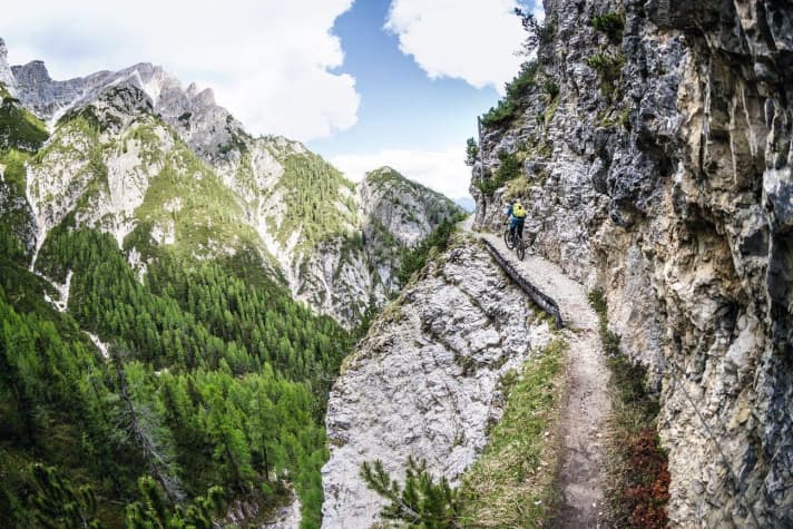   Plätzwiesen-Trail: Brücke ohne Geländer. Bitte unbedingt schieben!
