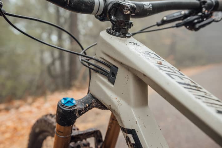   Saubere Zugverlegung im Rahmeninneren. Alle Züge verschwinden auf der linken Seite im Unterrohr.