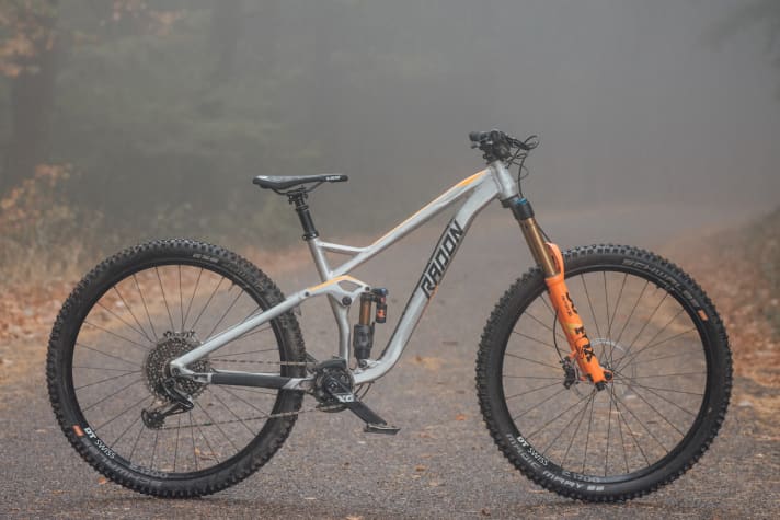   170 Millimeter Federweg, 29-Zoll-Laufräder: Das Radon Swoop 170 29 reiht sich in die Riege der Race-orientierten Enduro-Bikes ein.
