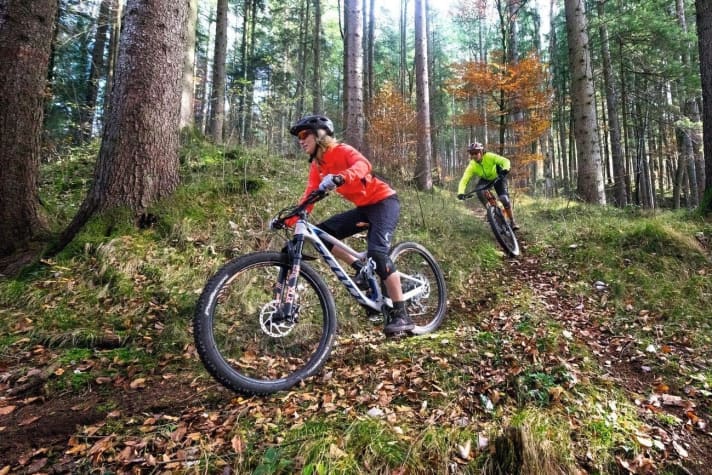   Finding the right fit is an art in itself: short at the front, long at the back. Not too much material on the stomach and chest and the sleeves long enough to cover the transition to the glove. In addition, the jackets must of course not restrict mobility on the bike.
