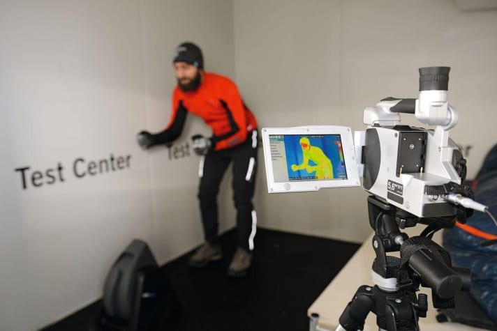   Die Wärmebildkamera entlarft die Schwachstellen der Softshell-Jacken sehr zuverlässig.