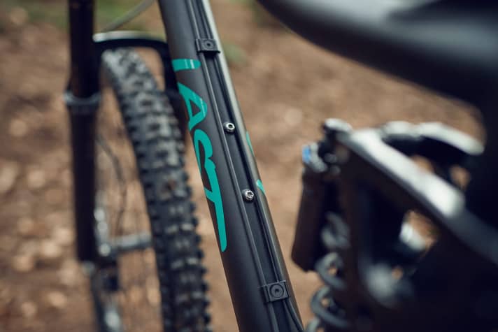   A water bottle can be mounted on the down tube. The threaded sleeves are firmly welded into the frame and are therefore very robust.