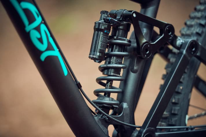   In the highest "downhill" configuration: The Last Glen Race with steel spring shock absorber. As far as all variants are concerned, the seat tube is milled throughout so that even very long seat posts can be completely lowered past the rocker bearing.