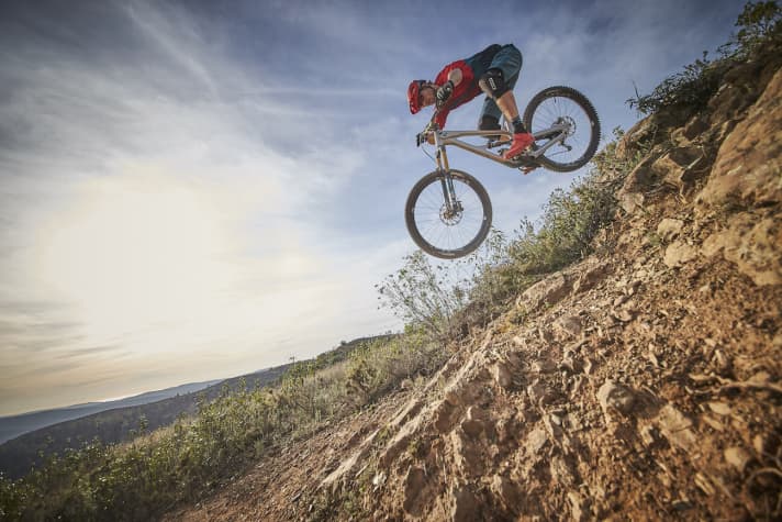   Feels at home in rough terrain: the Jeffsy CF Pro Race gives you that enduro feeling when the going gets rough.