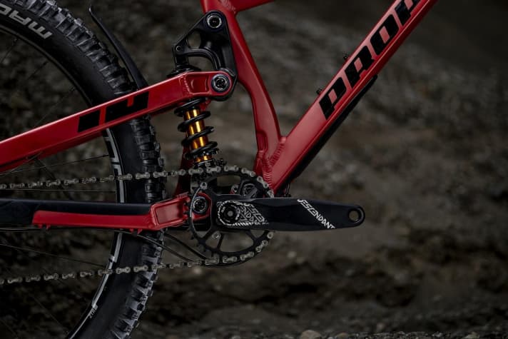   Die neue Kinematik ist die wichtigste Änderung zum Vorgänger und erlaubt gleich mehrere Maßnahmen: größerere Lager, mehr Anti-Squat, mehr Progression bei vergrößerter Sensibilität am Anfang und volle Kompatibilität mit Stahldämpfern.