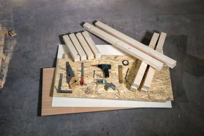    Das Material für die Werkbank: Das komplette Material für die Werkbank ist in jedem Baumarkt erhältlich. Am besten die Balken und Platten in der Holzabteilung gleich auf das richtige Maß zuschneiden lassen. Die einfachen Werkzeuge wie Meterstab, Bleistift, Winkel, Fuchsschwanz und Akku-Schrauber inkl. Holzbohrer sind in der Regel im eigenen Haushalt vorhanden.