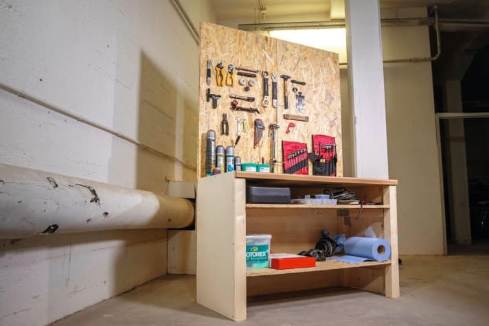   The finished workbench: When designing our workbench, it was particularly important to us that it was cheap, easy, quick and could be built without special tools.