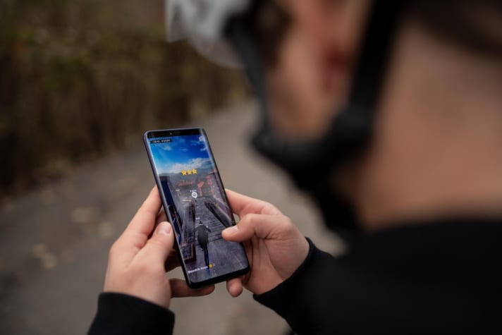   E-Sports ohne Burger und Cola und tatsächlich cool mit dem echten Biken verknüpft: Fabio und Elias machen mit Bike Unchained 2 vor, wie es geht.