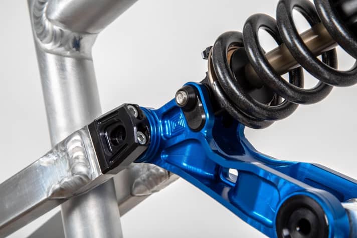  Using the black "mutators", the seat stay can be lengthened or shortened for customised geometry and other wheel sizes. The shock provides 162 or 175 millimetres of travel, depending on how the flip chip is installed in the shock mount.