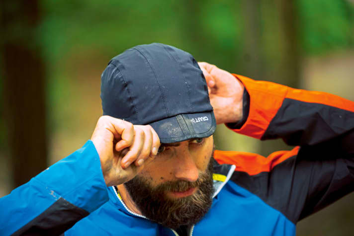 Helmet caps equipped with windstopper material prevent the head from cooling down quickly in the wind.