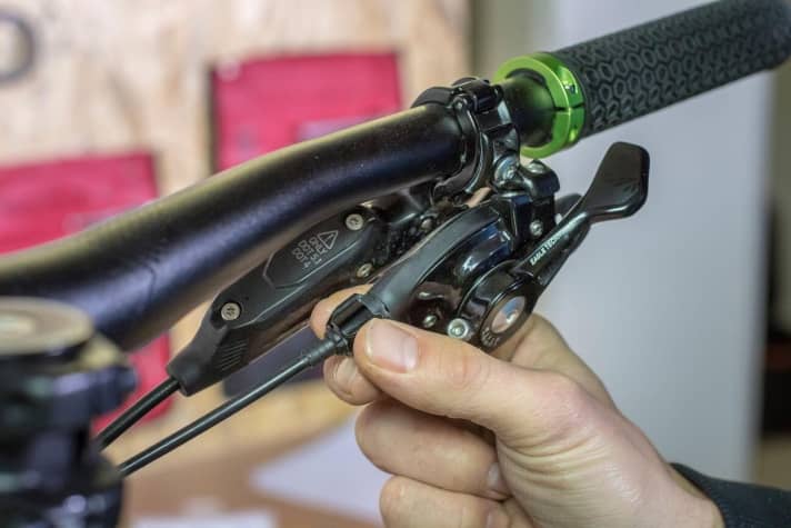   Die Zugspannung wird mittels Verstellschraube am Schalthebel (hier Sram) eingestellt. Dreht man sie heraus (gegen den Uhrzeigersinn), erhöht man die Spannung des Schaltzugs.