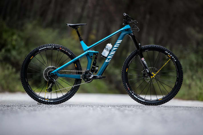   The team version of the new Canyon Strive costs 5499 euros. All six models have a full carbon frame with prices ranging from 2999-6999 euros.