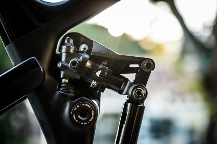   Die kompakte Gasdruckfeder des Shapeshifters am Strive sitzt zwischen den Umlenkhebeln und bewegt den eigentlichen Dämpfer, was Einfluss auf Geometrie und Federkennline hat. 