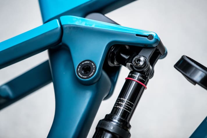   Auch das neue Strive für 2019 verfügt über den Shapeshifter, der Geometrie und Federkennlinie beeinflusst. Die Gasdruckfeder lässt sich noch leichter vom Lenker aus bedienen.